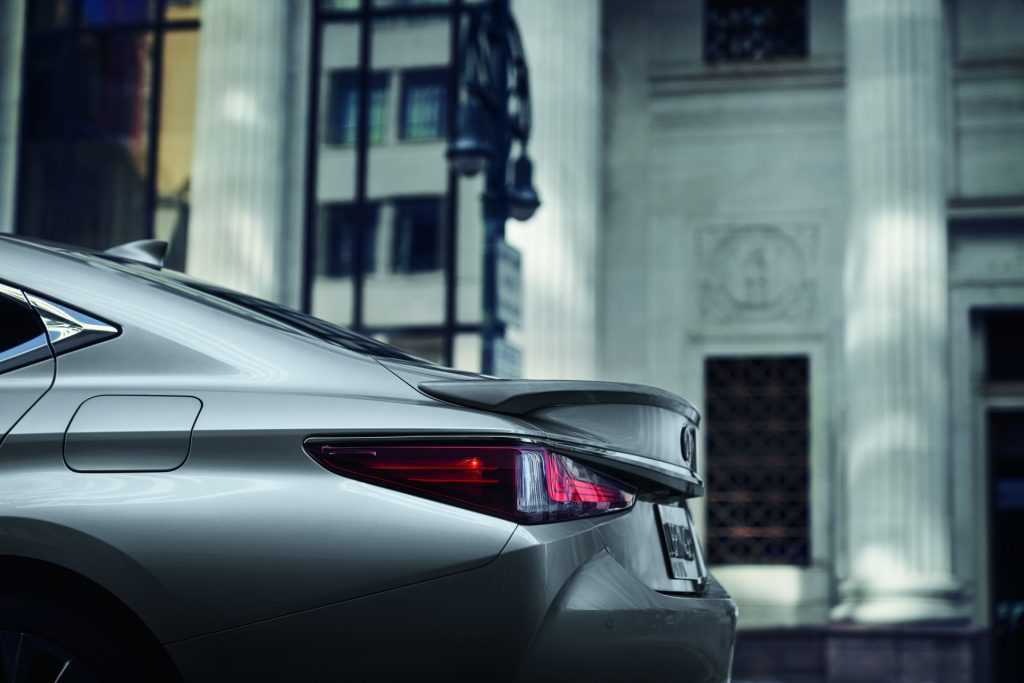 5147 Lexus ES 2023 випускається з новими пакетами дизайну та керованості F Sport