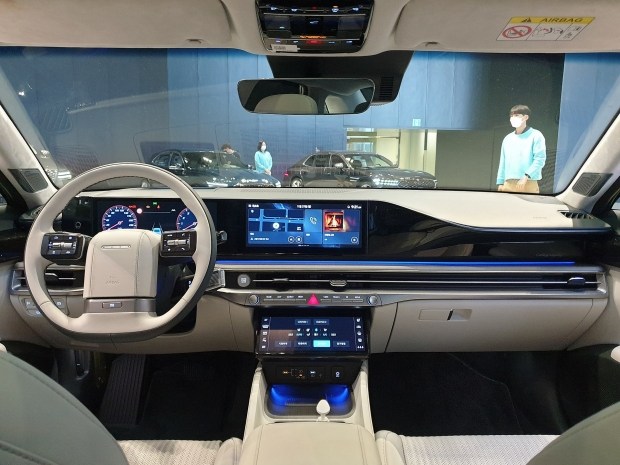 5923 Опублікувано «живі» фотографії салону седана Hyundai Grandeur
