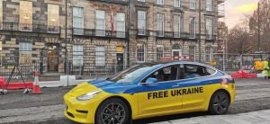 5777 Шотландець оселився в електрокарі Tesla на знак солідарності з Україною