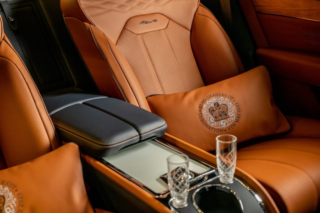 6428 Bentley випустила спеціальні подушки до коронації Карла III