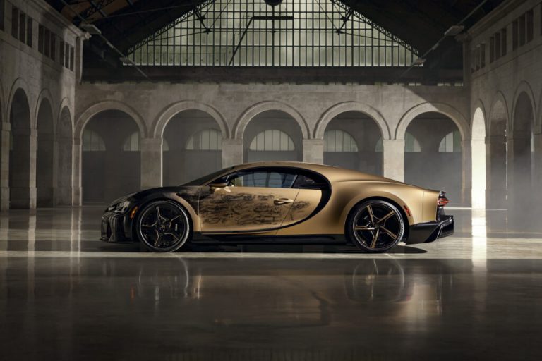 6886 Bugatti вручну розписала «золотий» гіперкар Chiron Super Sport