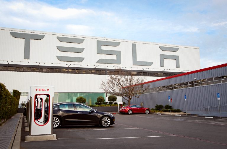 7280 Tesla хоче випустити електрокар за мільйон гривень
