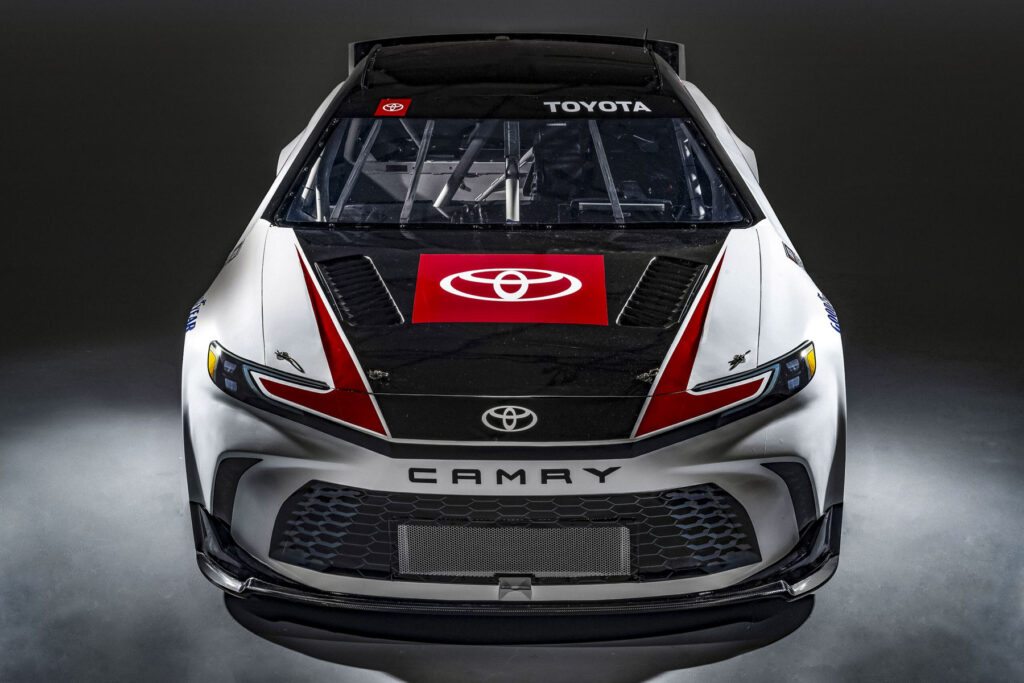 7361 Toyota представила 700-сильну гоночну Camry для NASCAR