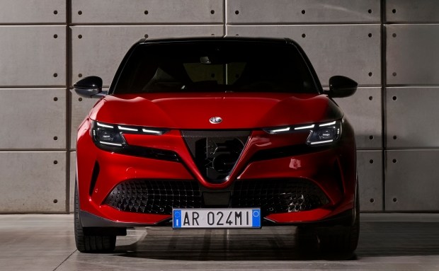 7949 Електричний кросовер Alfa Romeo Milano викликав політичний скандал