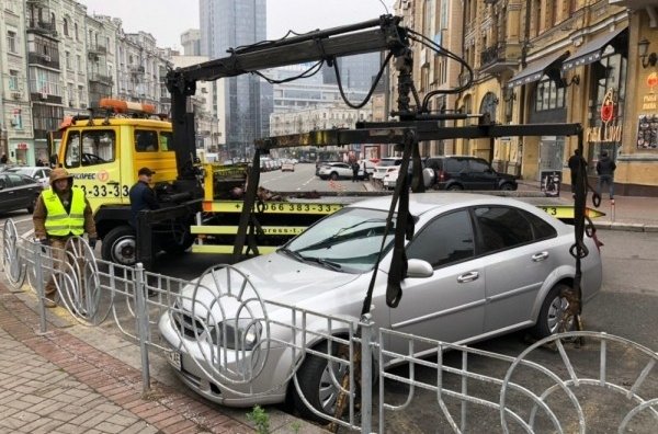 8148 Паркувальникам в Україні на час воєнного стану заборонять евакуювати авто